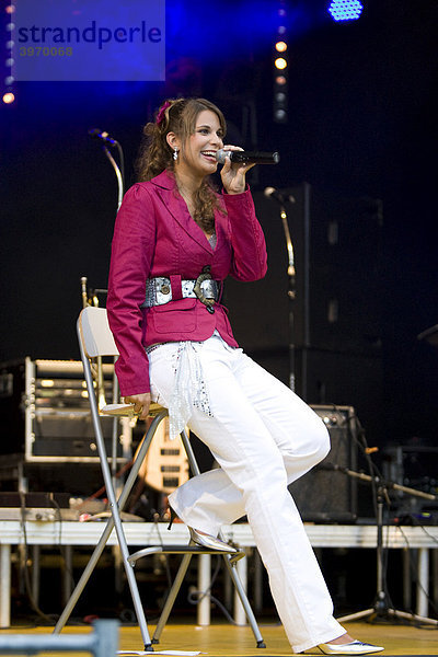 Yasmine-MÈlanie  Schweizer Schlager-und Volksmusiksängerin  Gewinnerin des STADL-STERN beim SILVESTERSTADL 2008  live beim Autlook Festival in Schenkon  Luzern  Schweiz