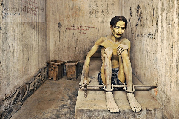 Gefangener  Skulptur  im Tiger Cage Gefängniszelle  Kriegsmuseum  Ho Chi Minh Stadt  Saigon  Vietnam  Asien