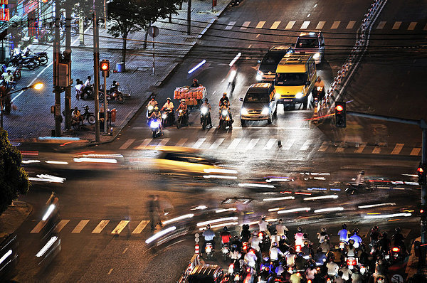 Straßenkreuzung mit viel Verkehr bei Nacht  Ho Chi Minh Stadt  Saigon  Vietnam  Asien