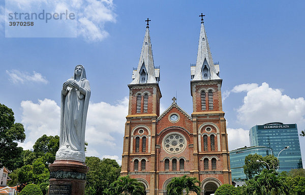 Katholische Kathedrale Notre Dame  Nha Tho Duc Ba - Kirche unserer lieben Frau  mit Marienstatue  hinten Diamond Plaza Einkaufszentrum  Saigon  Ho Chi Minh Stadt  Vietnam  Südostasien