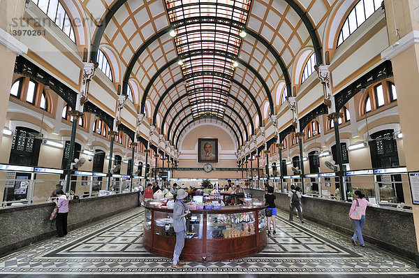 Schalterhalle im Hauptpostamt  Ho Chi Minh Stadt  Saigon  Vietnam  Südostasien