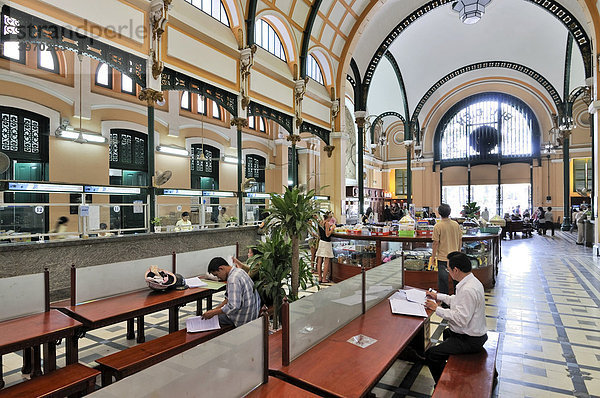 Mann an Schreibtisch  Schalterhalle im Hauptpostamt  Ho Chi Minh Stadt  Saigon  Vietnam  Südostasien