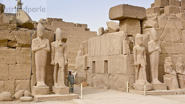 Königsstatuen im Karnak Tempel  Luxor  Ägypten  Afrika