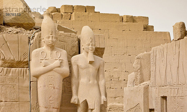 Königsstatuen Ramses im Karnak Tempel  Luxor  Ägypten  Afrika