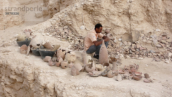 Ausgrabung  Sortieren und Katalogisieren von Fundstücken im Tal der Könige  Theben West  Luxor  Ägypten  Afrika