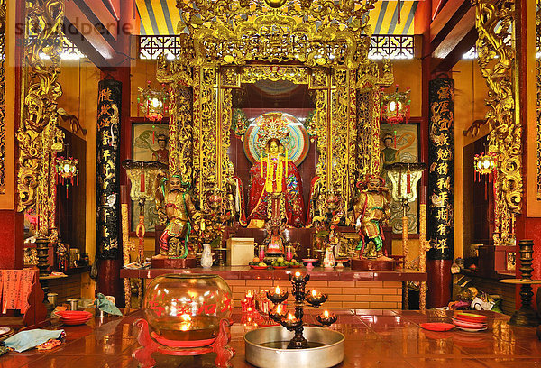 Gottheit am prunkvollen reichlich mit Gold geschmückten Altar  Quan Am Pagode  Ho Chi Minh Stadt  Saigon  Vietnam  Südostasien