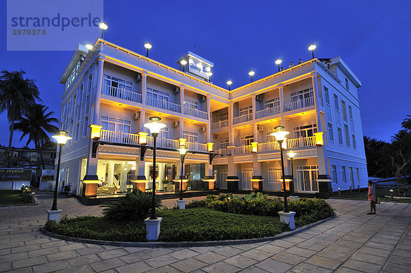 Resort Hotelanlage mit Beleuchtung  dunkler Abendhimmel  Phu Quoc  Vietnam  Asien