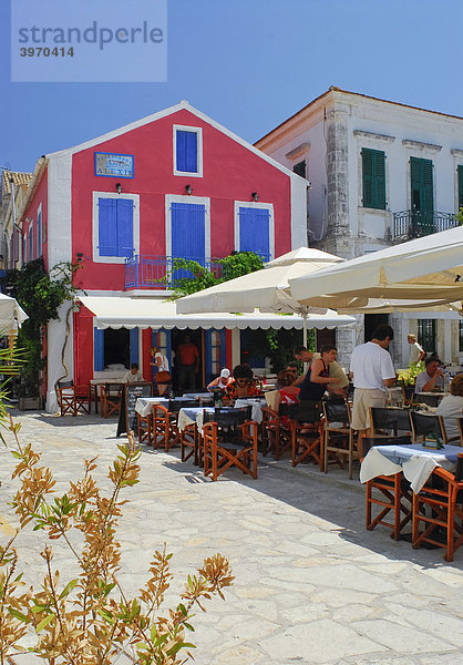 Griechische Taverne vor einem roten Haus in Fiscardo  Kefalonia  Präfektur Kefallinia und Ithaka  Ionische Inseln  Griechenland  Europa