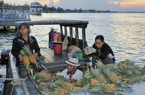 Ananashändler verladen ihre Ware  Mekongdelta  Vietnam  Asien