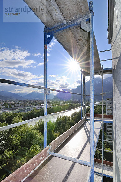 Einrüstung  Baugerüst an einem Gebäude  Hochhaus  Olympisches Dorf  Innsbruck  Österreich  Europa
