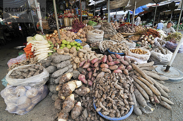 Marktstand mit verschiedem Wurzelgemüse und Knollen  Vinh Long  Mekongdelta  Vietnam  Asien
