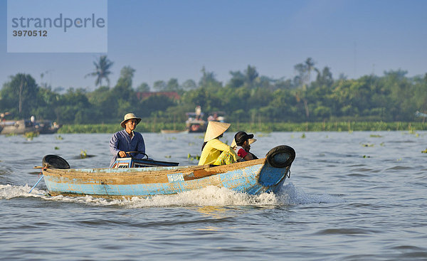 Fischerboot mit Frau  Mann und Kind am Mekong  Vinh Long  Mekongdelta  Vietnam  Asien