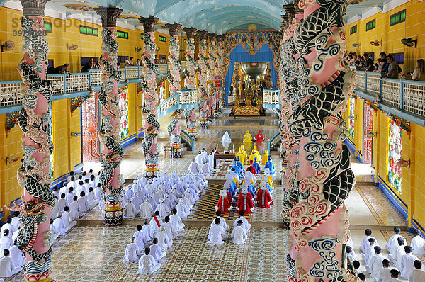 Zeremonielles Mittagsgebet im Cao Dai Tempel  Tay Ninh  Vietnam  Asien