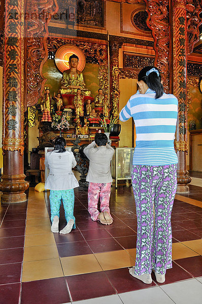 Frauen beim Gebet in buddhistischem Tempel  Vietnam  Asien