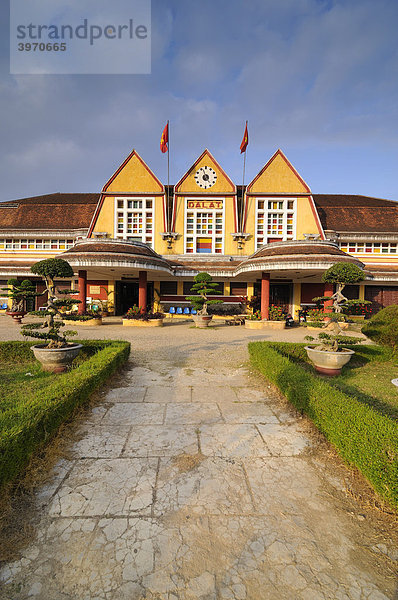 Gebäude des alten Bahnhofes  Dalat  Zentrales Hochland  Vietnam  Asien