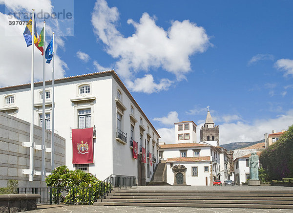 Assembleia Regional  hinten die Kirche SÈ  Funchal  Madeira  Portugal