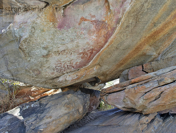 Felsmalereien in einem Unterstand im UNESCO-Weltkulturerbe Tsodilo Hills  Botswana  Afrika