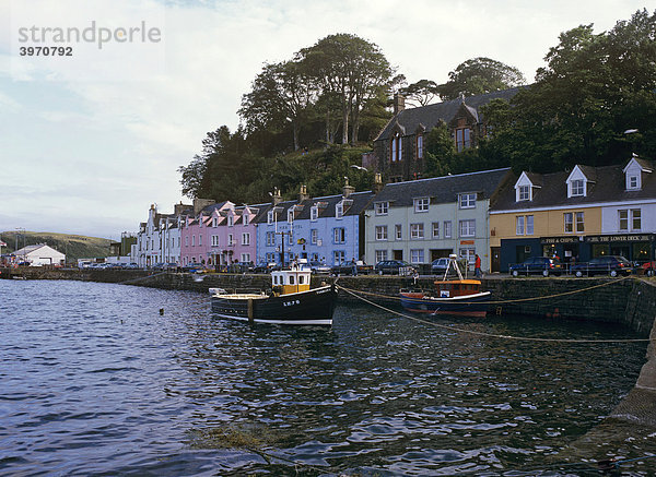 Häuserzeile am Hafen von Portree  Schottland  Vereinigtes Königreich