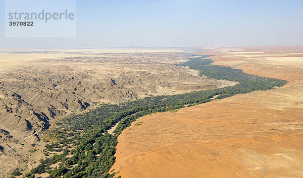 Tal des Kuiseb zwischen Sand- und Steinwüste  Flugaufnahme  Namibia  Afrika