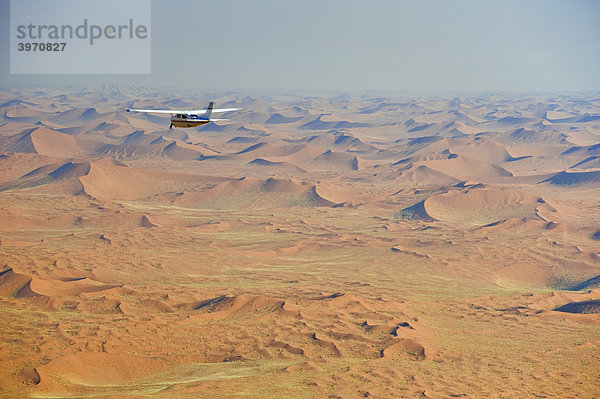 Touristenrundflug über der Wüste  Flugaufnahme  Namibia  Afrika