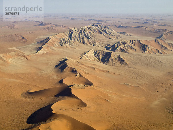 Steindünen nahe Sossusvlei  Flugaufnahme  Namibia  Afrika