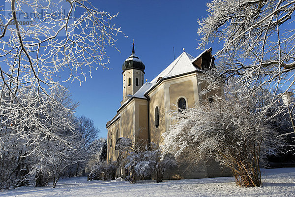 Schlosskirche im Winter mit Schnee  Eurasburg  Bayern  Deutschland