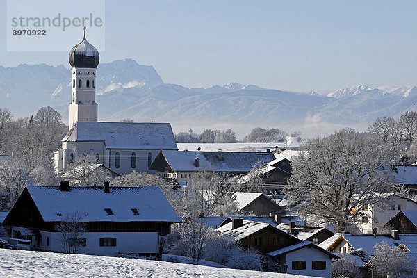 Kirche und Alpenpanorama mit Zugspitze  winterliche Impression  Münsing  Bayern  Deutschland