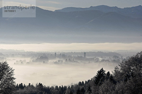 Blick vom Schlossberg auf das Loisachtal  winterliche Impression mit den beiden Kirchtürmen von Beuerberg  Pfarrkirche St. Peter und Paul und die Marienkirche  heute Friedhofskirche  Eurasburg  Bayern  Deutschland