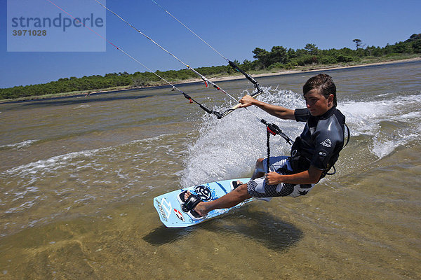 Kitesurfer im Golf von Porto Vecchio  Korsika  Frankreich  Europa