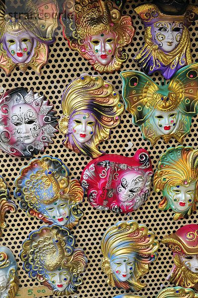 Stand mit Masken in Verona  Venetien  Italien  Europa