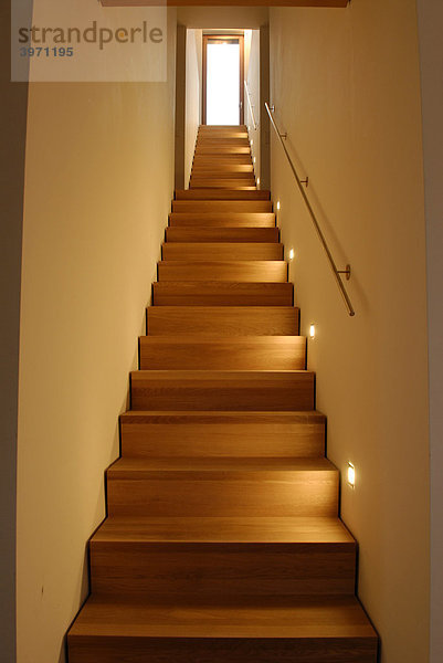 Einläufige Treppe aus Holz in Gang
