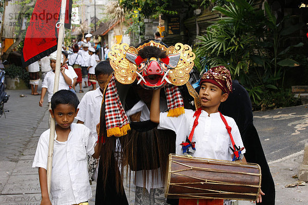 Drei Jungen mit Barong-Verkleidung  während einer Prozession  Ubud  Bali  Republik Indonesien  Südost Asien