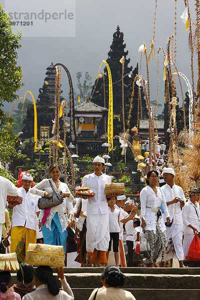 Pilger  hinduistisches Neujahr Fest  Pura Besakhi  findet alle 10 Jahre statt  am Vulkan Agung  2567m  Bali  Republik Indonesien  Asien