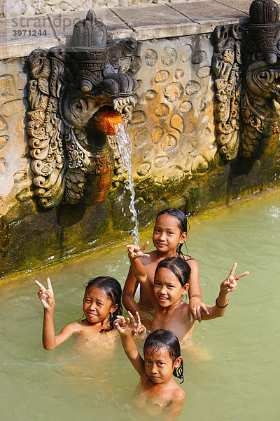 Mädchen  altes Bad mit heißen Quellen  bei Ambengan  Bali  Republik Indonesien  Südostasien