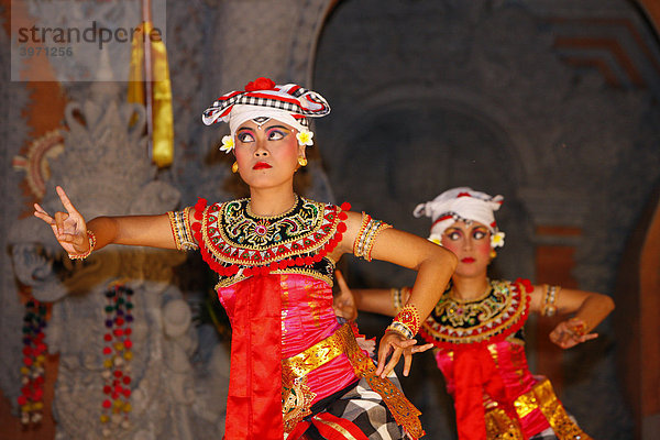 Tänzerinnen  Barong-Tanz-Vorführung  Ubud  Bali  Republik Indonesien  Südostasien