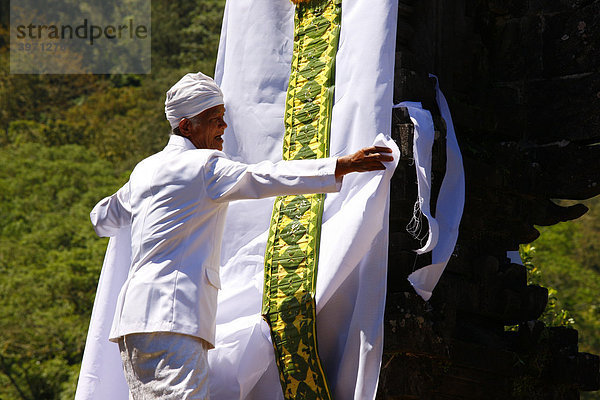 Priester schmückt Götterthron  Pura Pasaran Agung  am Vulkan  Mount Agung  2567m  Bali  Republik Indonesien  Südostasien