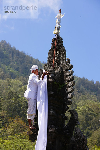 Priester schmückt Götterthron  Pura Pasaran Agung  am Vulkan  Mount Agung  2567m  Bali  Republik Indonesien  Südostasien
