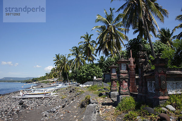 Auslegerboote und Tempel  Küste von Seraya Barat  Bali  Republik Indonesien  Südostasien