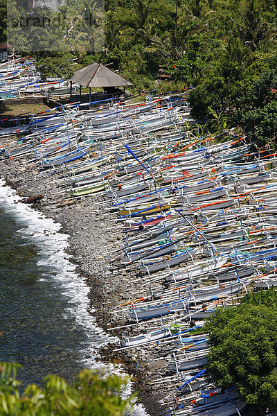 Bucht mit Auslegerbooten  an Küstenstraße  Südost Bali  Republik Indonesien  Südostasien
