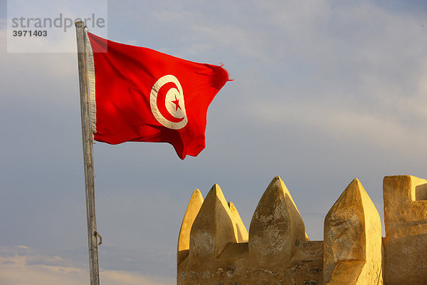 Tunesische Fahne  Hafenfestung  Kasbah  historische Altstadt  Medina  Hammamet  Tunesien  Nordafrika