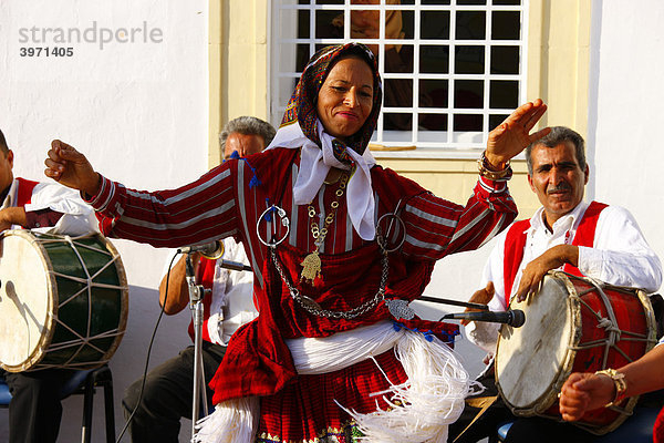 Frau tanzt  traditioneller Volkstanz  Hammamet  Tunesien  Nordafrika
