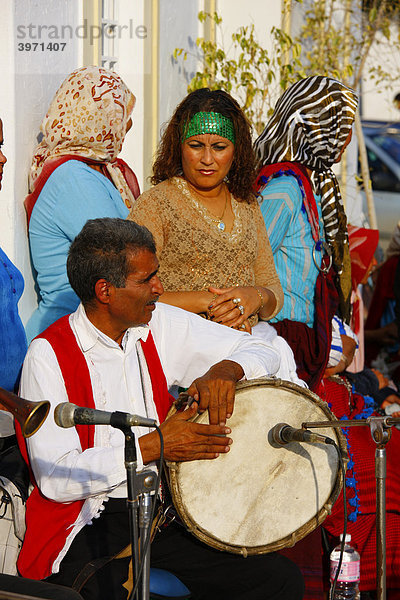 Mann spielt Bendir  Rahmentrommel  traditionelle arabische Volksmusik  Hammamet  Tunesien  Nordafrika