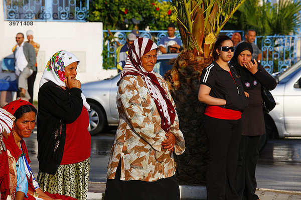 Wartende Frauen  Muslime  Hammamet  Tunesien  Nordafrika