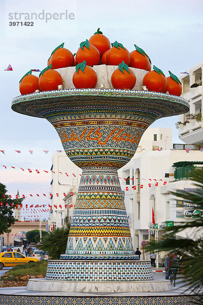 Künstliche Fruchtschale mit Orangen  Straßendenkmal  Mosaik  Hammamet  Tunesien  Nordafrika