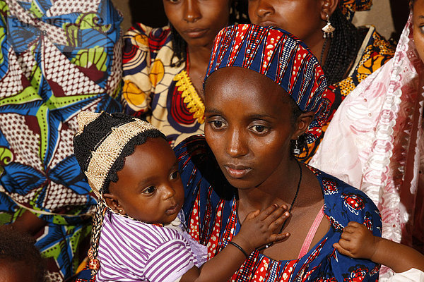 Frau mit Kleinkind  Portrait  Mbororo Ethnie  Bamenda  Kamerun  Afrika