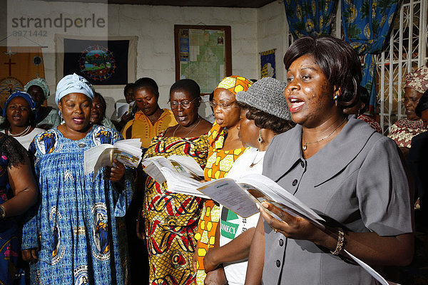 Frauen singen während einer Andacht  Mbororo Ethnie  Bamenda  Kamerun  Afrika