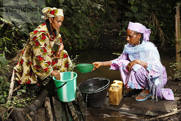 Frauen beim Wasserholen am Fluss  Mbororo Ethnie  Bamenda  Kamerun  Afrika