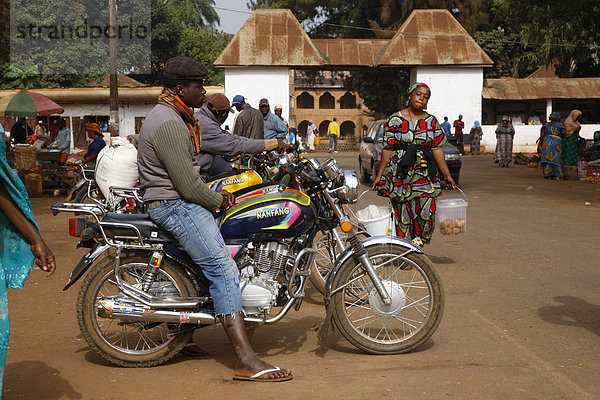 Mann mit Motorad auf dem Markt  Sultanspalast  Foumban  Kamerun  Afrika