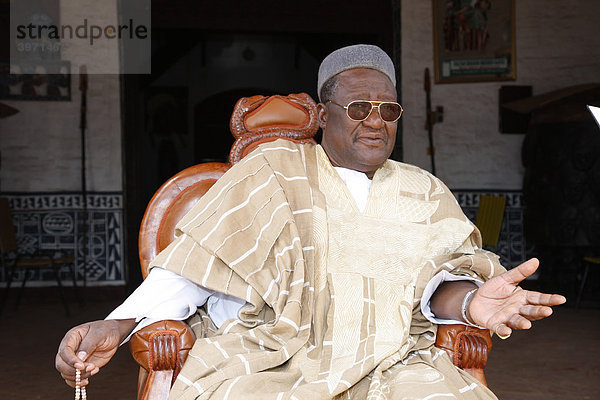 Sultan Ibrahim Mbombo Njoya vor dem Sultanspalast  gibt Audienz  Foumban  Kamerun  Afrika