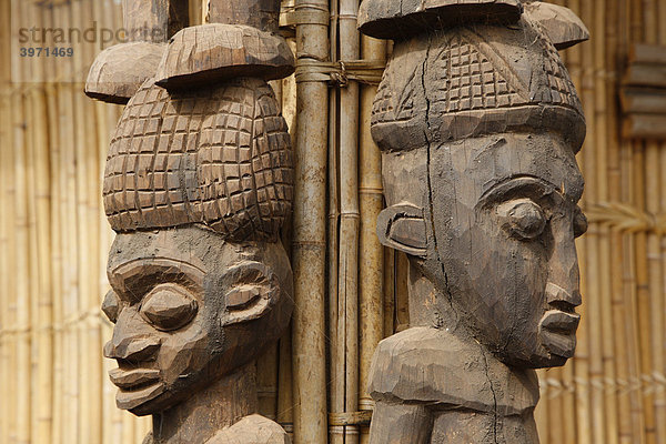 Holzgeschnitzte Säulen im Tam-Tam-Haus  Foumban  Kamerun  Afrika